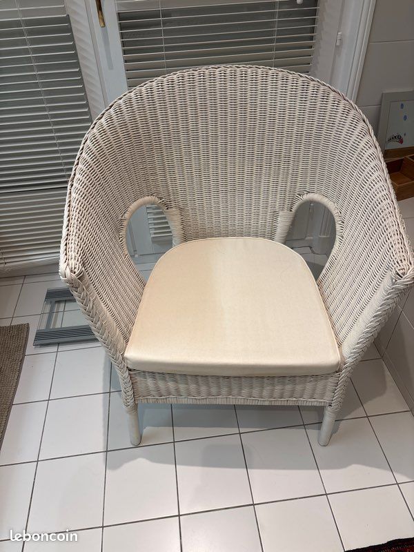Grand fauteuil blanc en osier (image 1)