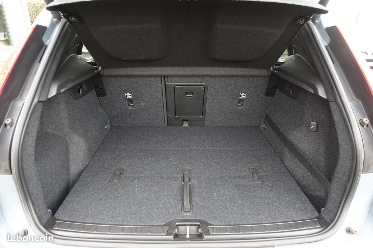 XC40 D3 2.0 Geartronic 150ch Momentum Cuir/Gps Europe/Caméra de recul/Full LED/Accès confort/Régulateur/Carplay/Hayon électrique/1*Main/Garantie 12 mois (image 12)