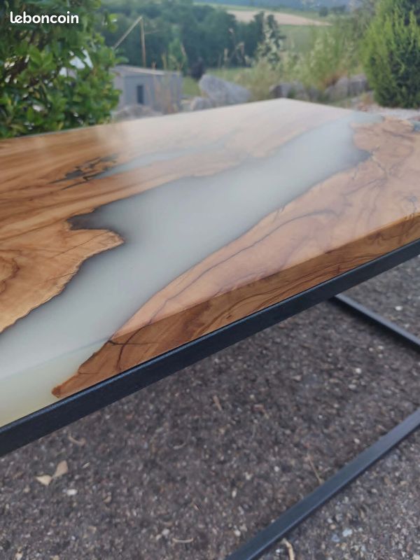 Table haut de gamme en résine époxy et bois noble (image 1)