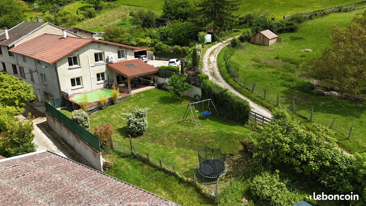 Maison 6 pièces 210 m² · à Saint-Jean-le-Vieux · 210 m² · 349 000 €