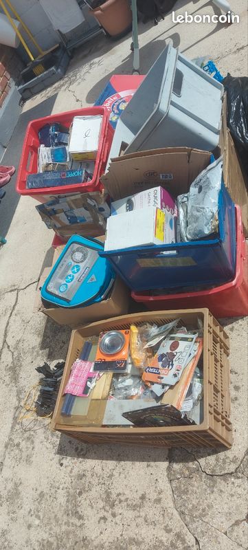 Lot brocanteur restauration meuble table buffet chaise vitrine divers vendus sur une base de 1000euros à venir chercher departement 59 à proximatif 400 kilos matériel divers curieux s'abstenir (image 1)