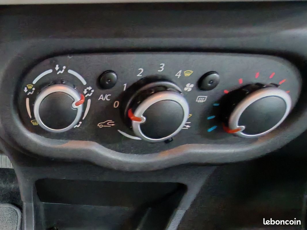 RENAULT TWINGO III 1.0 SCe 70 eco2 Stop Start Zen (image 22)