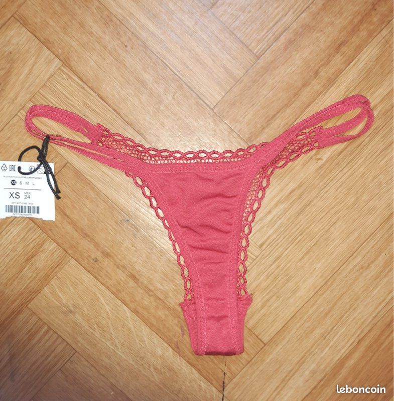 Joli string rouge original avec ouverture Vêtements