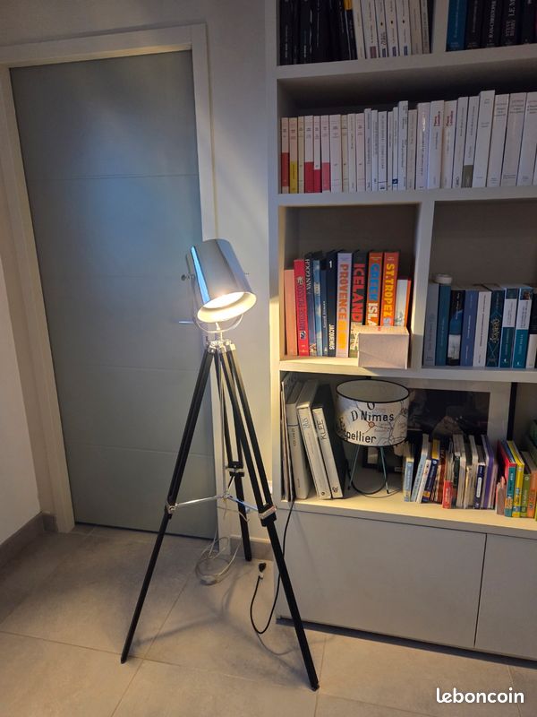 Lampadaire Trépied Style Industriel - Projecteur Cinéma - Inspire (image 1)