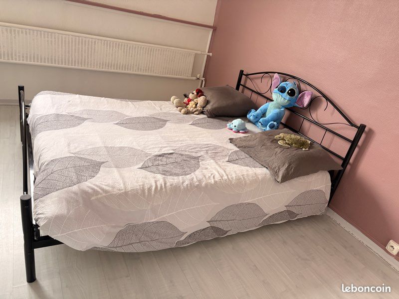 Lit double en fer forgé couleur anthracite avec tête de lit capitonnée 172x202xH.140 cm