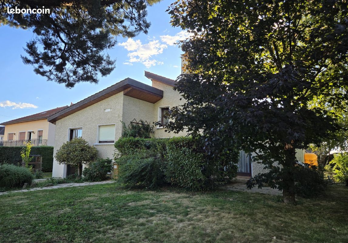 Maison 7 pièces 138 m² · à Genas · 137,9 m² · 2 350 €/mois