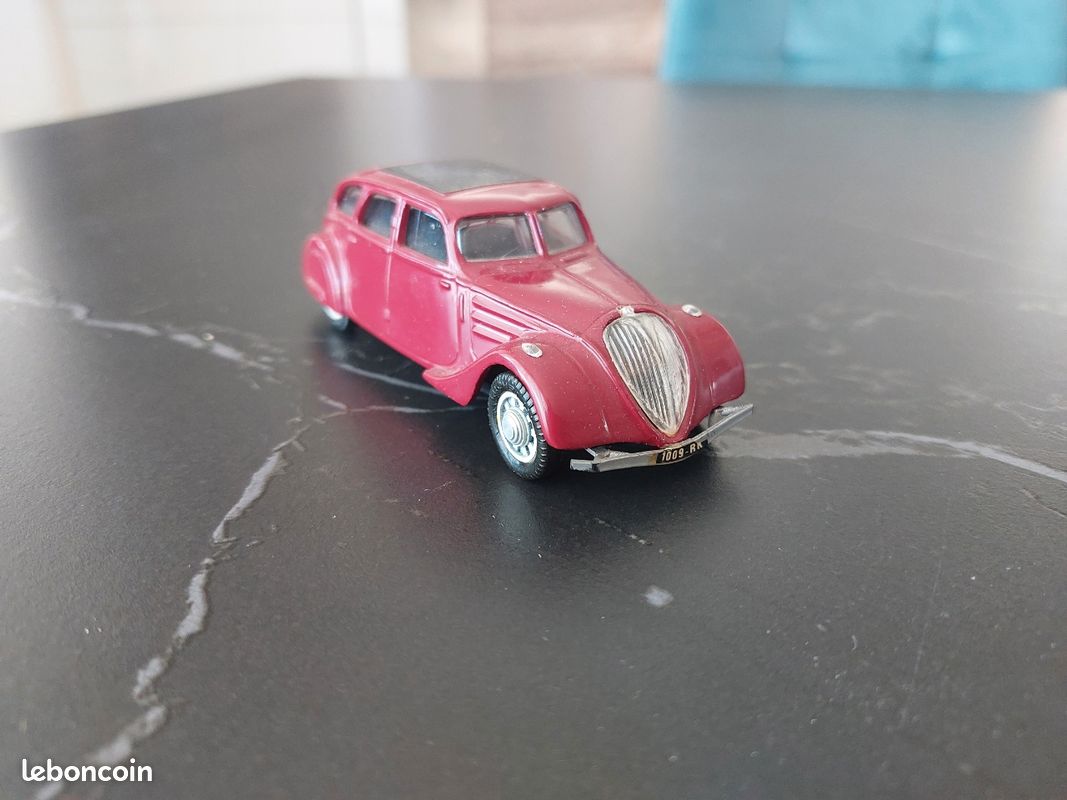 Véhicule Peugeot 402 longue à l'échelle 1:100