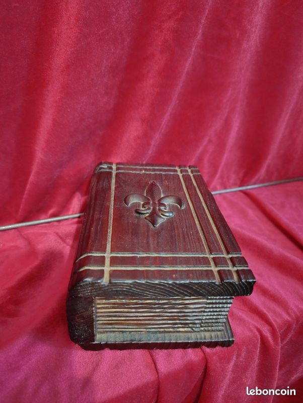 Boîte Décorative en Bois Sculpté Style Livre Ancien - Fleur de Lys (image 1)