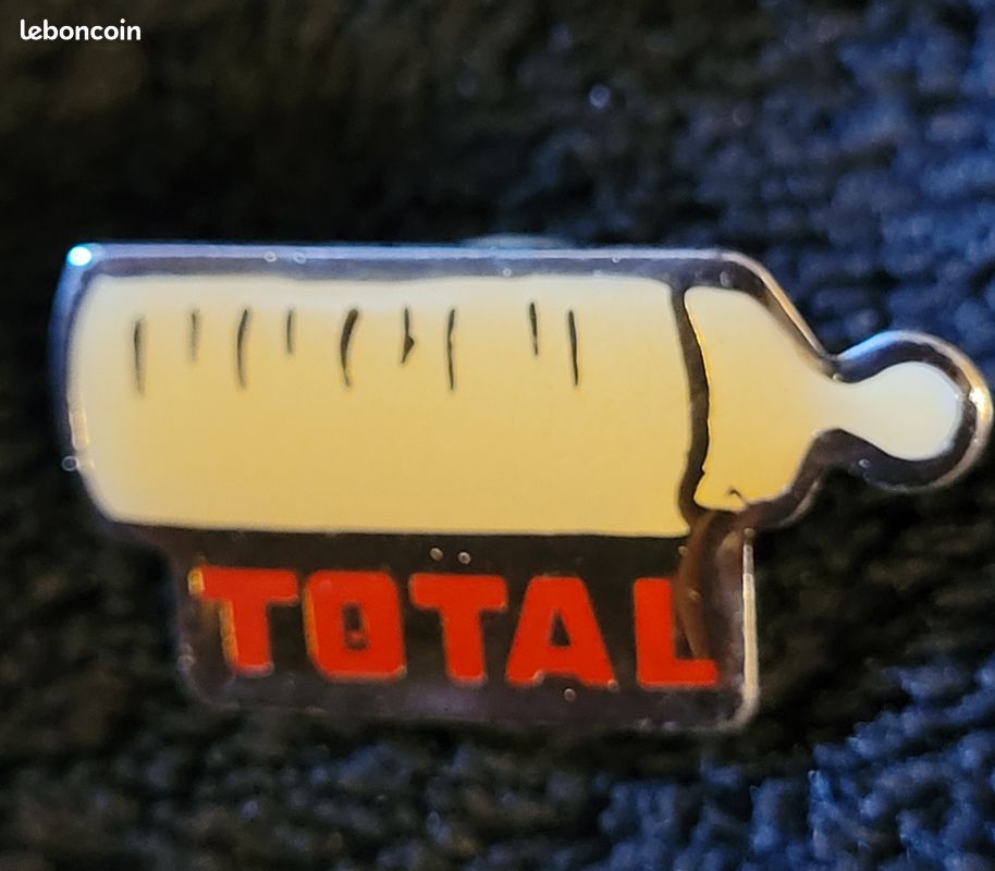Badge Vintage Pins Pétrole TOTAL Bonbon Bidon Huile Essence Produit pétrolier