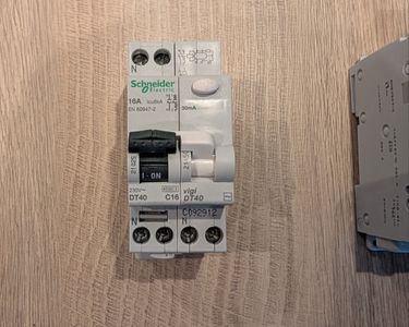 Lot Disjoncteurs Merlin Gerin 3 D’Clic 16A + DT40 32A + ViGI – Occasion