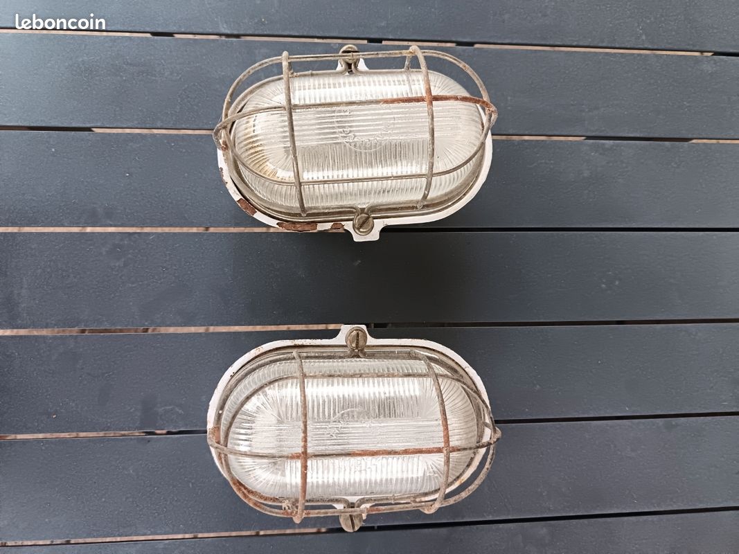 Deux Ancienne Applique ovale mapelec Amiens 1940-1950 fonte d'acier longueur 19 largeur 11 prisime en verre avec grille de protection (image 1)