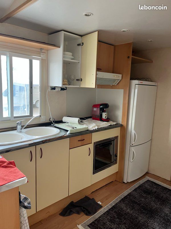 Je vends un mobilehome 10 mètre salle de bain, tout équipé, toilettes, séparées, cuisine, deux chambres, un salon, télévision extra plate, frigo four en parfait état (image 9)