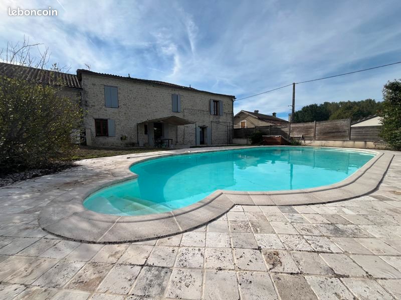 Maison 11 pièces 320 m² · à Luxé · 320 m² · 299 000 €