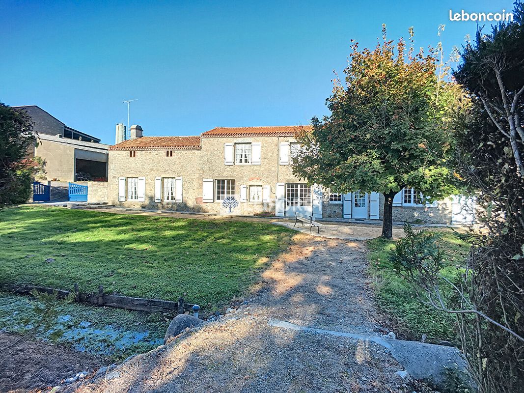 Maison 5 pièces 164 m² · à Nueil-les-Aubiers · 164 m² · 155 490 €