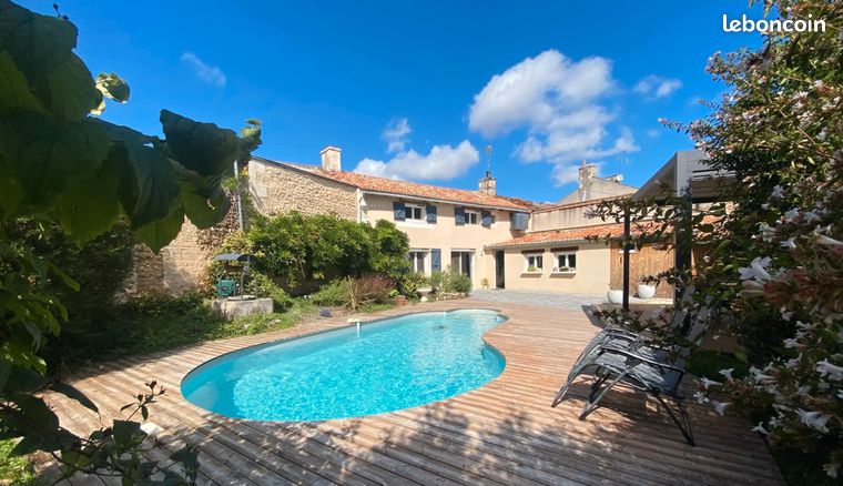 Longère en pierre de 130 m² à Quinçay, 4 chambres, piscine et dépendances, sur 1540 m²