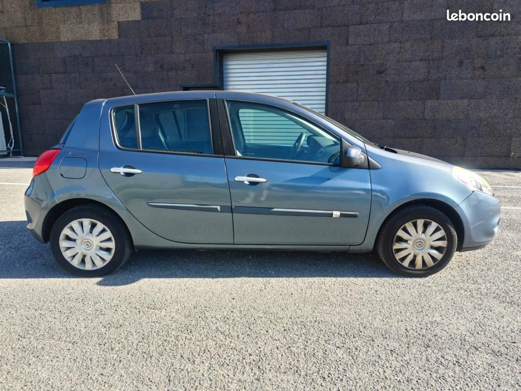 Renault Clio III 1.5 dCi 85ch Business Eco² 98g 5p Entretien à jour (image 9)