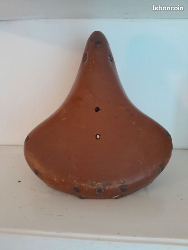 ancienne selle de velo de marque A.WOLBER en caoutchouc vulcanisé