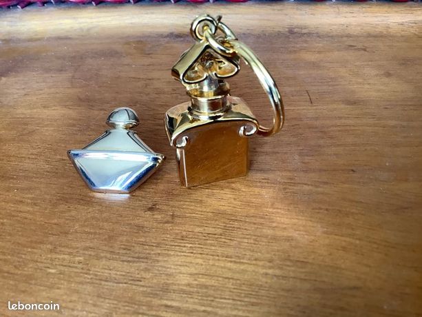 Porte-clés Vintage GUERLAIN En Métal Et Tissu - Bijou De Sac Occasion En Bon état