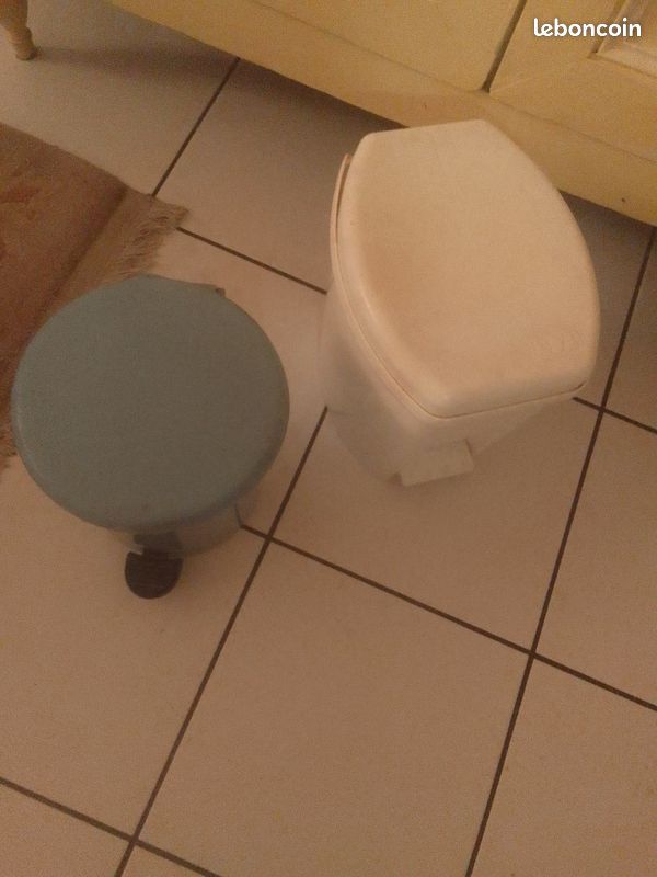 Deux petites poubelles de salle de bain (image 1)