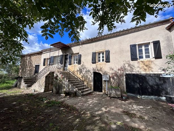 Corps de ferme en pierre avec dépendances 380m2 . Terrain 4500m2