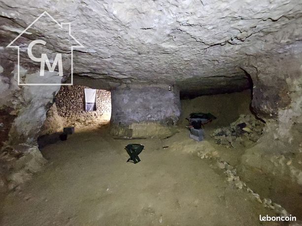 Cave 1 pièce 90 m²