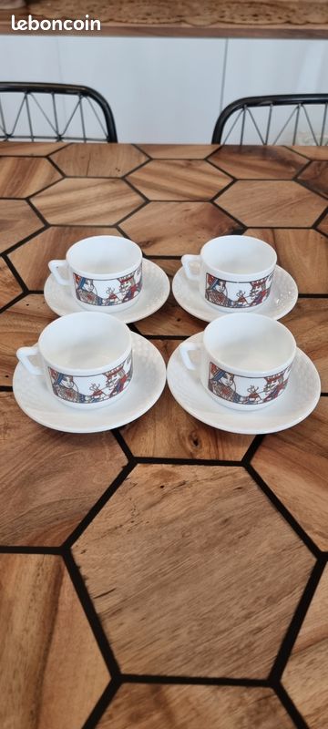 5 Anciennes Tasses à Café avec Soucoupes en Porcelaine SOFAFILS 5 Anciennes Tasses à Café avec Soucoupes en Porcelaine SOFAFILS