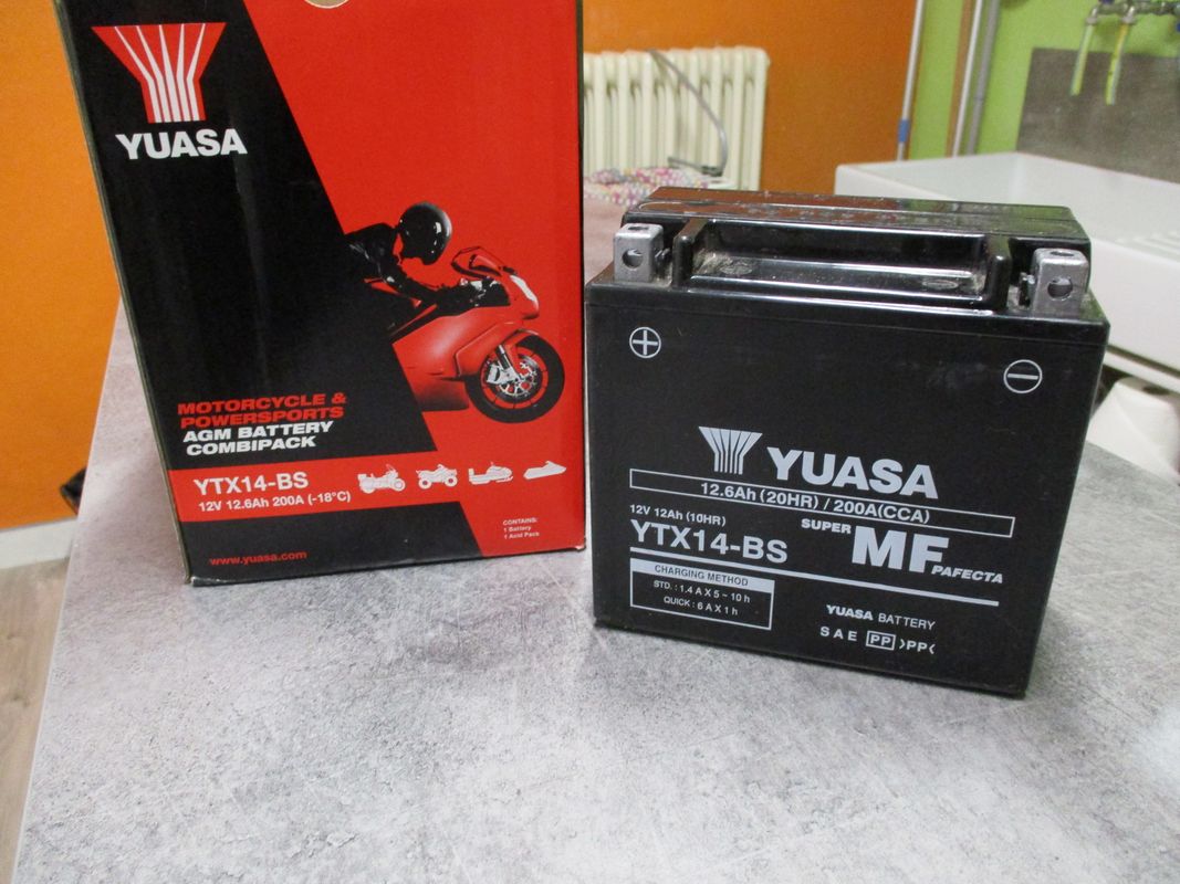 Batterie moto YUASA YTX14-BS 12V 12.6AH 200A