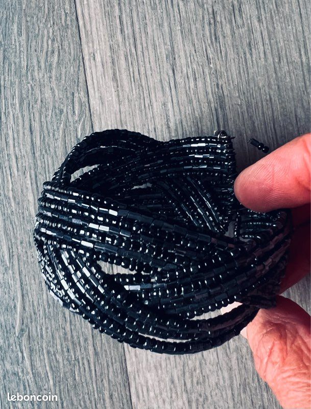 Bracelet à petites perles manchette noir (image 1)