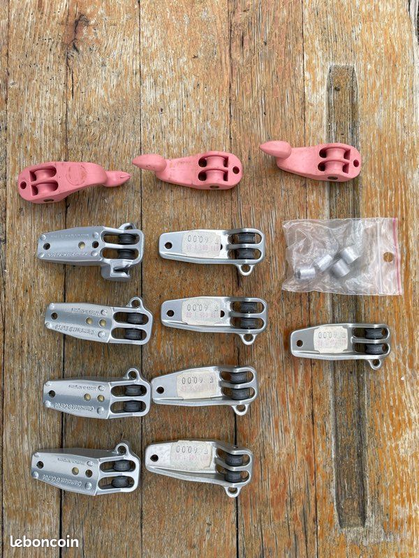 Lot accastillage windsurf : 9 étarqueurs Clamcleat alu, 3 poulies roses et 4 entretoises (image 1)
