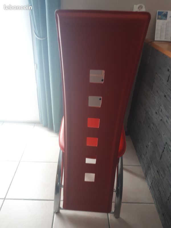 Chaise contemporaine rouge (image 2)