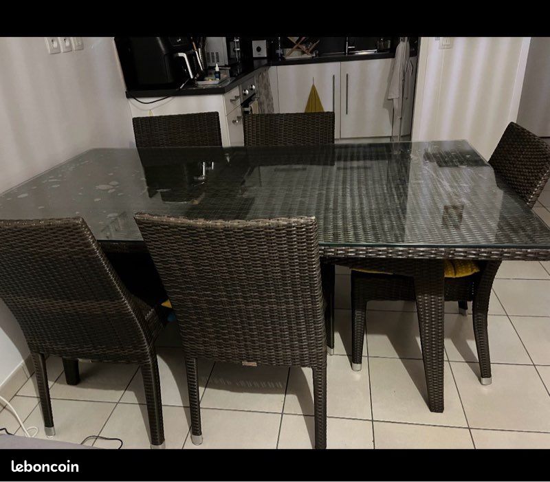 À vendre table résine tressée avec dessus verre et c’est 6 chaises (image 1)