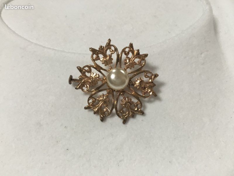 Broche Bijou Vintage Motif Floral Gravé En Relief, émail Blanc Et Or - Occasion