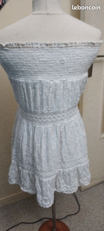 Robe blanche brodée décolleté (image 1)