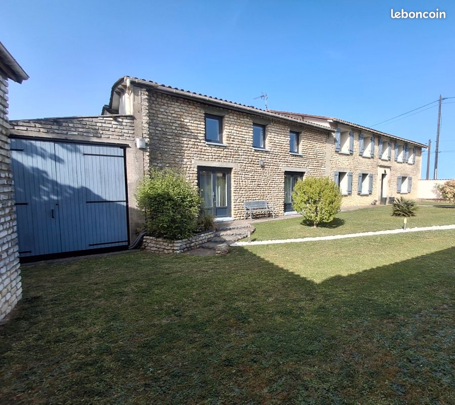 Maison 8 pièces 313 m² · à Roullet-Saint-Estèphe · 313 m² · 430 000 €