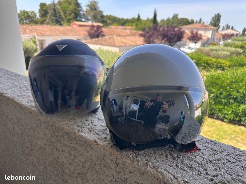 Deux casques Jet Dainese et SK très bon état (image 1)