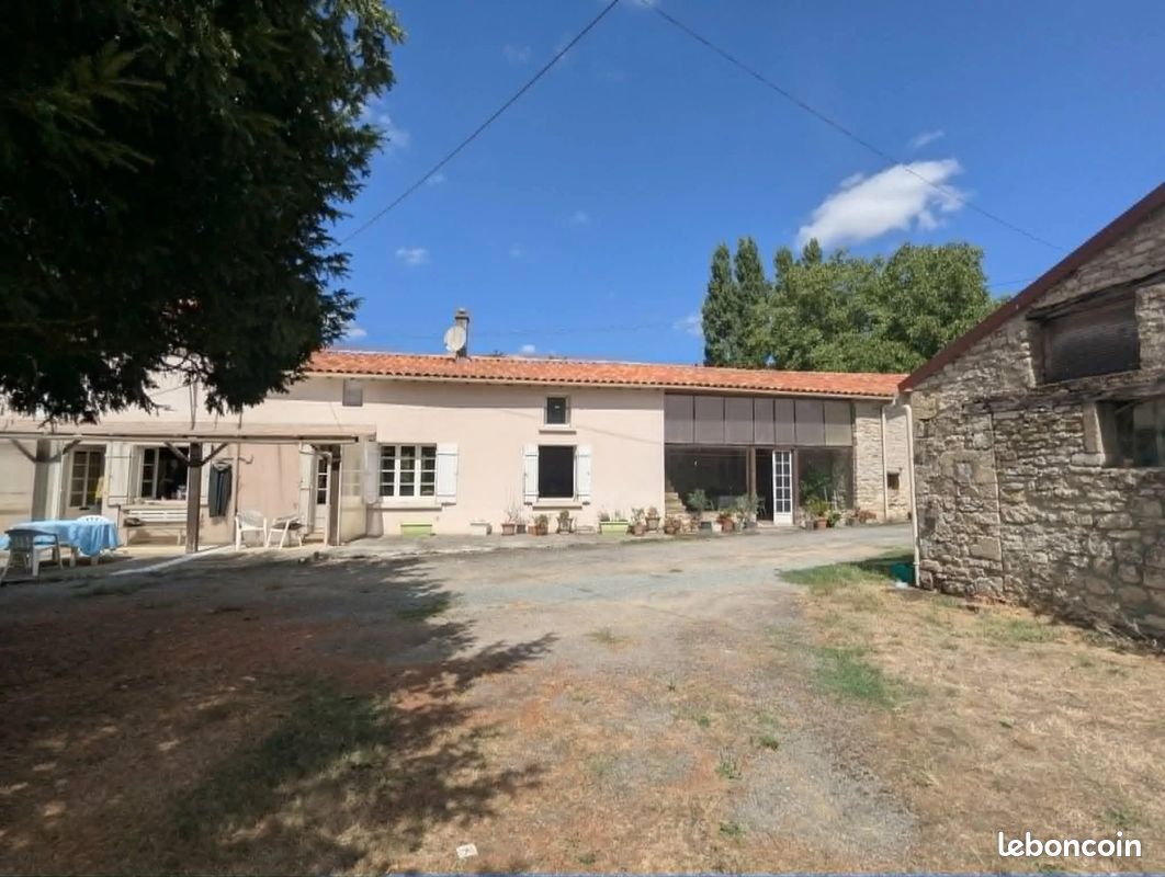 Maison 8 pièces 137 m² · à Bazoges-en-Pareds · 137 m² · 246 100 €
