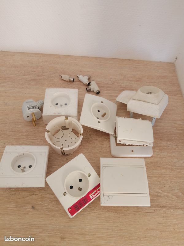 Lot ou unité prise et interrupteur électrique (image 1)