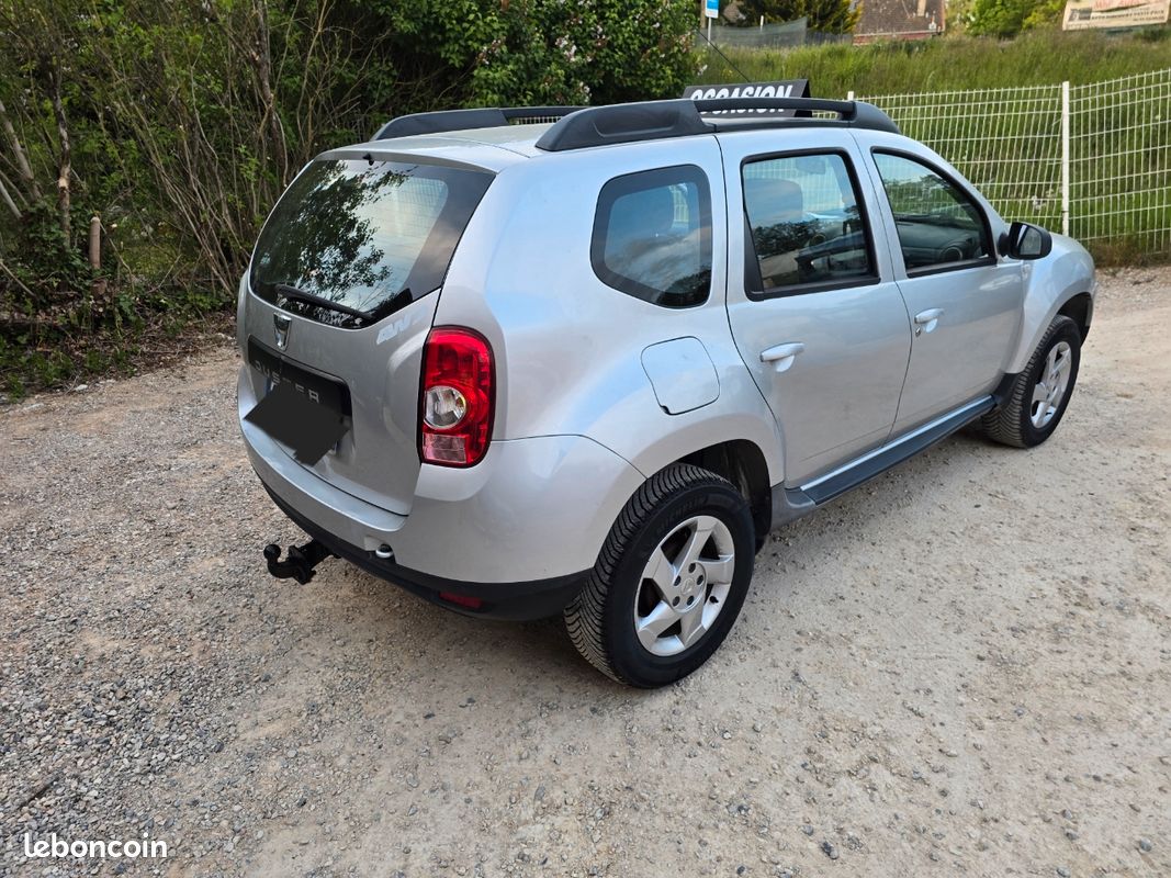 Dacia duster 4x4 / 1.5 dci 110 ch / 1ere main / listing d entretien complet / clim + attelage + barres de toit + bluetooth / kit de distribution neuf / garantie (image 2)