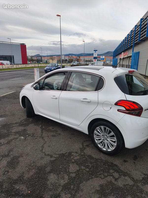 Peugeot 208 Allure 1.2 essence 110ch (image 5)