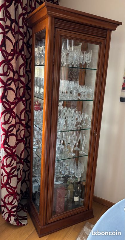 Vitrine en bois avec éclairage - Style classique (image 1)