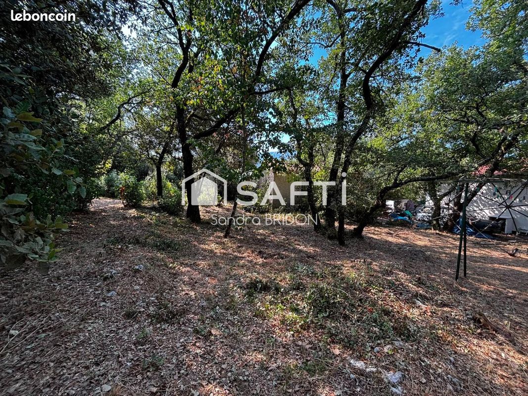 Terrain 890 m² · à Nans-les-Pins · 890 m² · 258 000 €