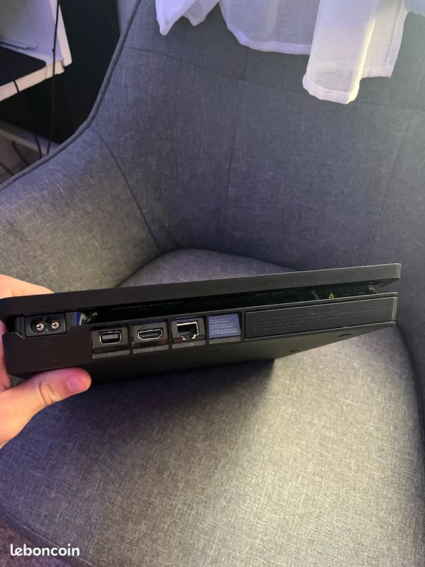Ps4 slim + manette ( la flèche de bas marche pas ) (image 2)