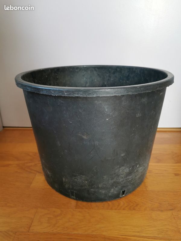Grand pot en plastique noir pour extérieur (image 1)