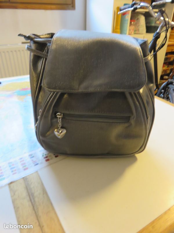 Sac à mains gris argenté avec petits coeurs (image 1)