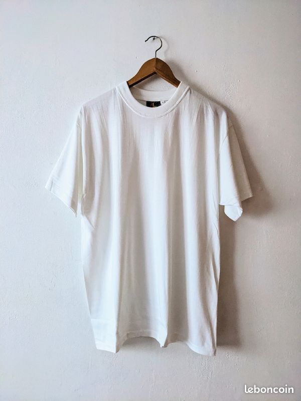 Tee-shirt blanc en coton pur à gros col
Neuf dans son emballage d'origine
Taille XL vls
Mesures à (image 1)