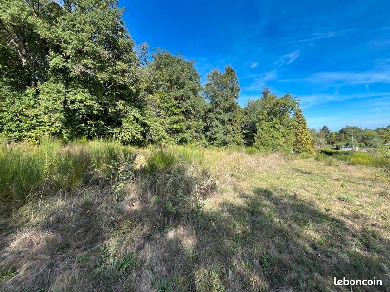 Terrain 27618 m² · à Saint-Yrieix-la-Perche · 49 000 €