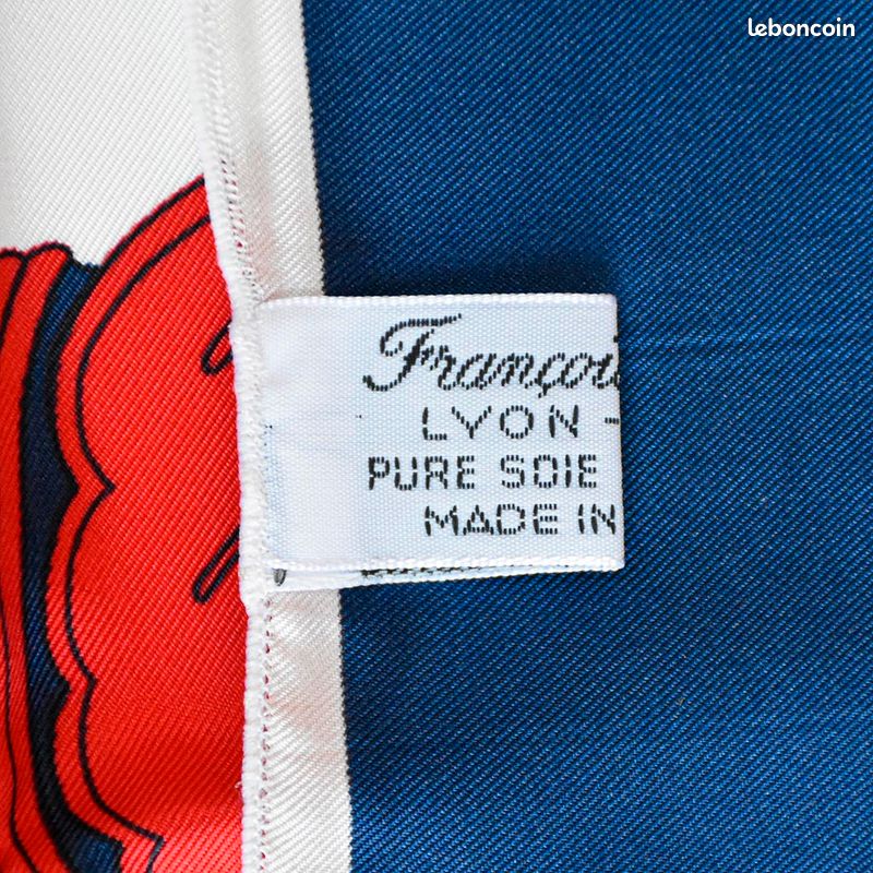 Foulard En Soie LUCIA Vintage Bordeaux 88x90 Cm - Occasion En Bon état