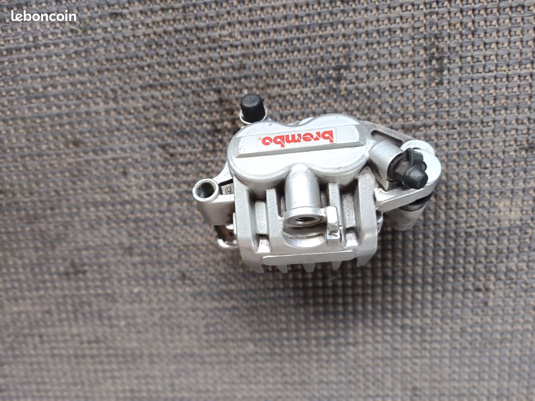 Etrier d'origine avant / arriere wrx 125 (image 1)
