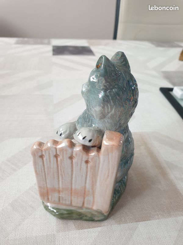 Petite figurine en céramique représentant un chat assis à côté d'une barrière (image 3)