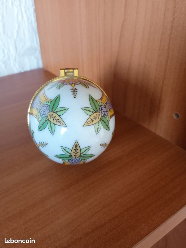 Oeuf blanc décoré de palmiers (image 2)